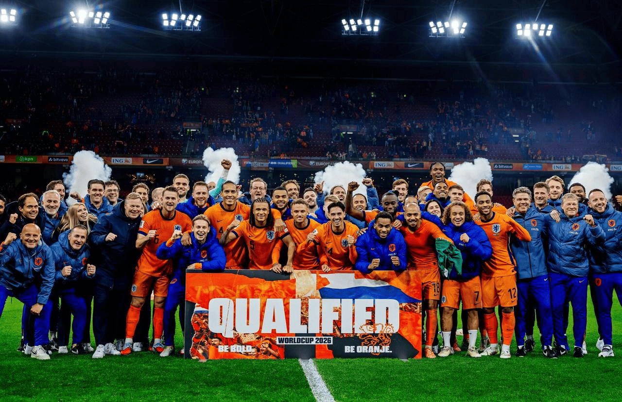 hupu-football-1780536970734-kaiyun-0png - 开云体育中心 Group of Netherlands players celebrate on a soccer field, holding a banner that reads 'Qualified' after qualifying for World Cup 2026.
