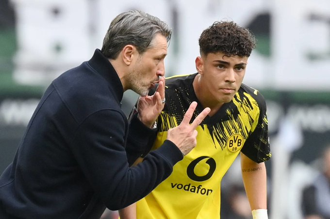 hupu-football-1781054263402-kaiyun-1png - 开云体育中心 Coach leans in to whisper advice to a Borussia Dortmund player in a yellow and black jersey during a training moment.