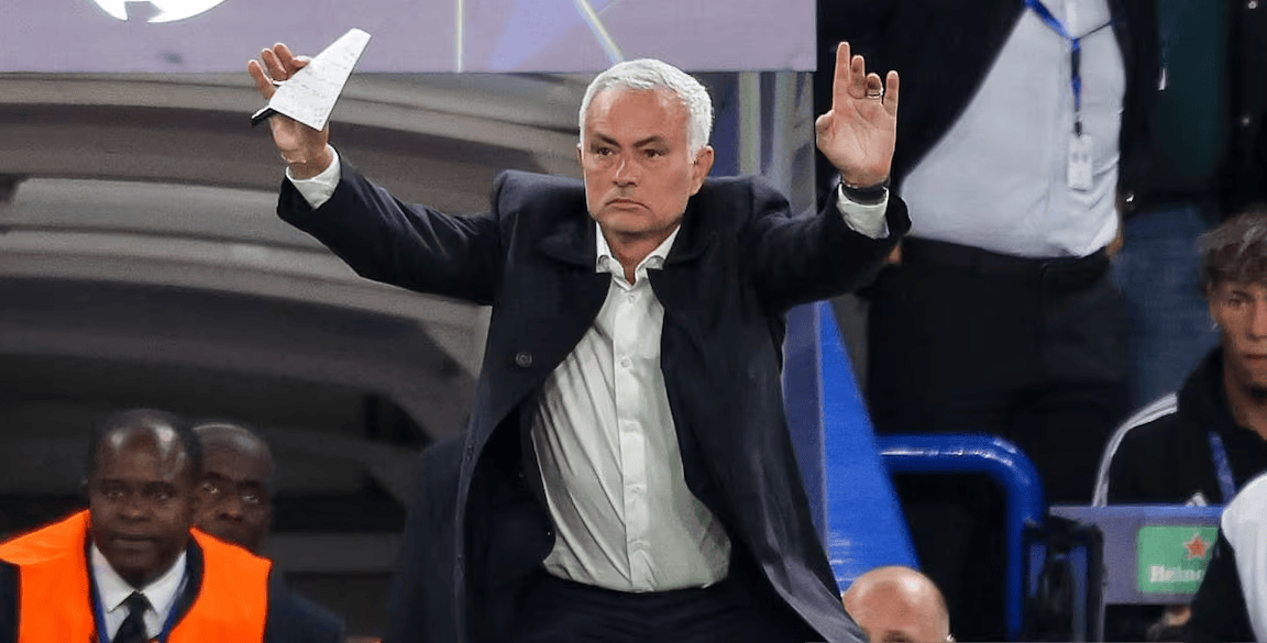 hupu-football-1781261115134-kaiyun-1png - 开云体育中心 Football manager with gray hair raises both arms on the sidelines during a match, holding a white card.
